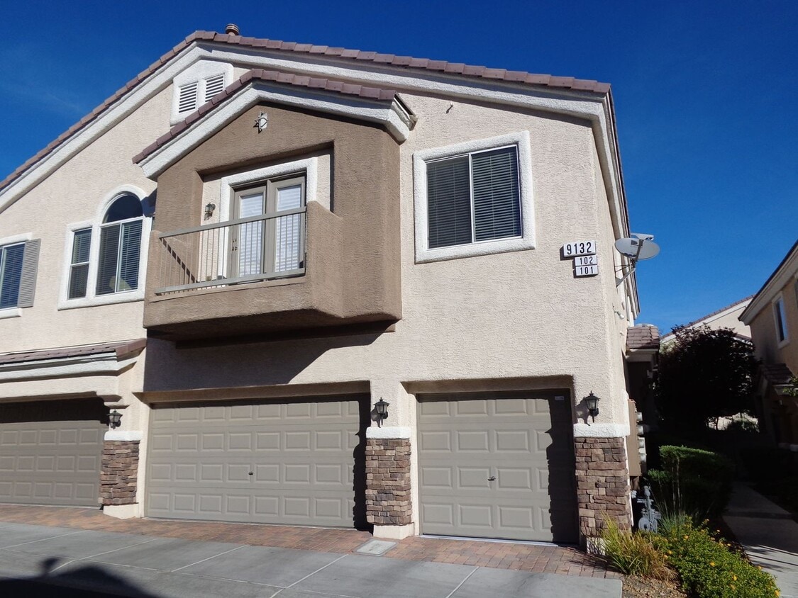 Primary Photo - Gorgeous Townhome in Gated Community!