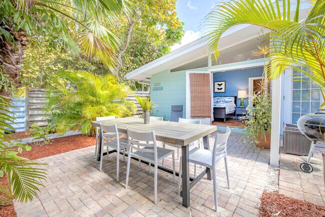 Building Photo - 4BR- Z5233