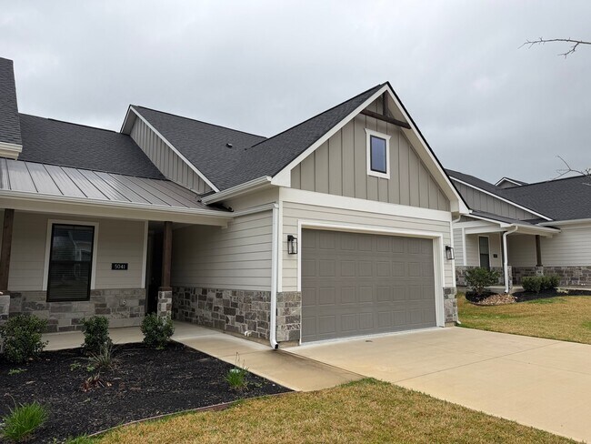 Foto del edificio - 5041 Mooney Fls Dr