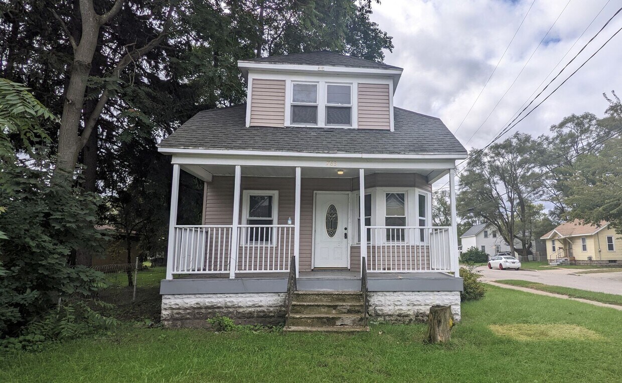 Primary Photo - Nice updated house on quiet street 763 Leo...