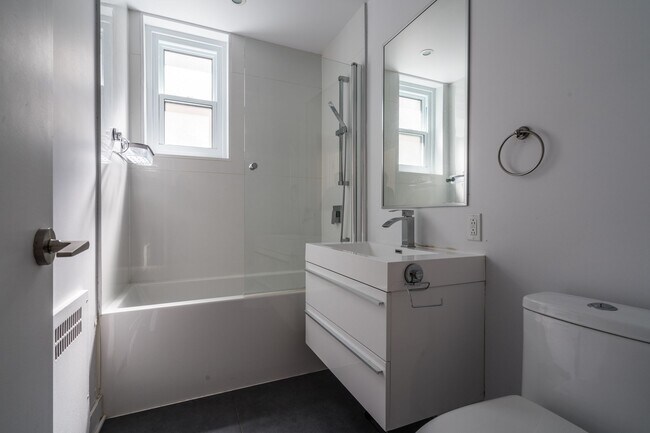 Building Photo - 2105 Rue Chomedey