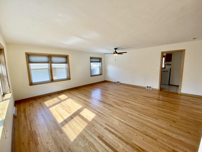 Building Photo - 716 N La Grange Rd