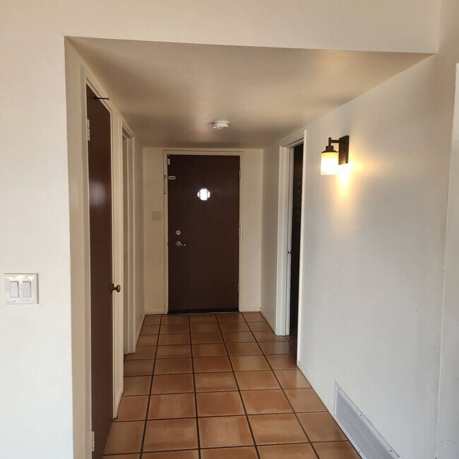 Foto del edificio - $1,995.00 Love this Midtown Midcentury 3 b...