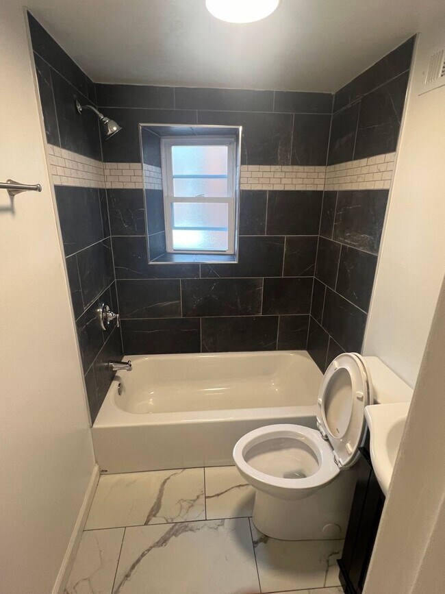 Foto del edificio - 4 bedroom town house 2 bathrooms