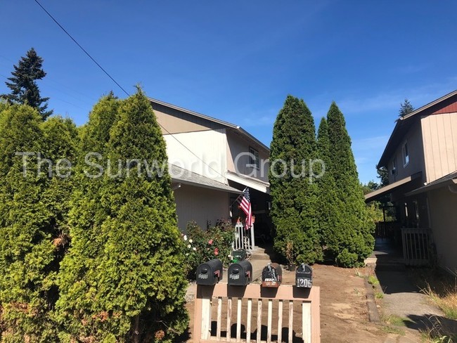 Building Photo - TWO BEDROOM DUPLEX WITH GARAGE