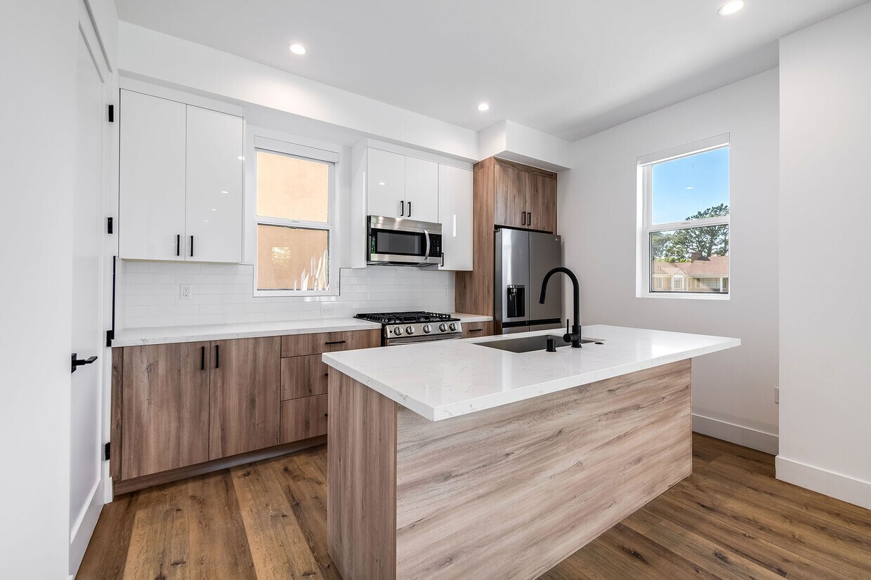 Foto principal - 5042 Laurel Canyon Blvd
