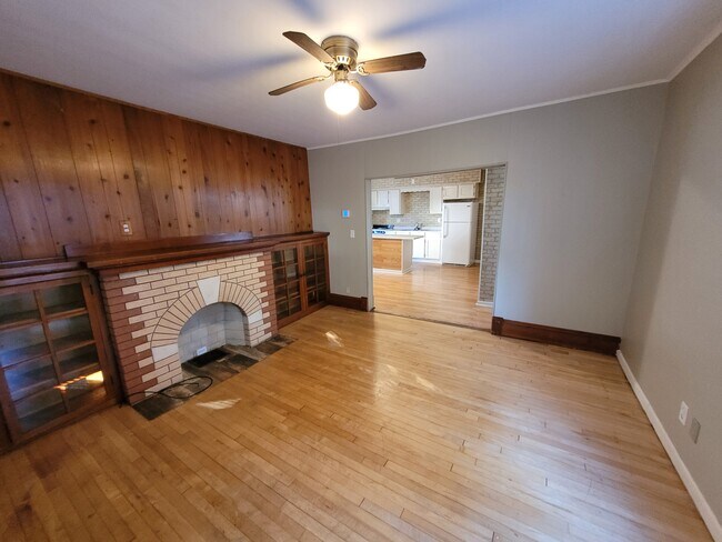 Building Photo - 818 6th Ave