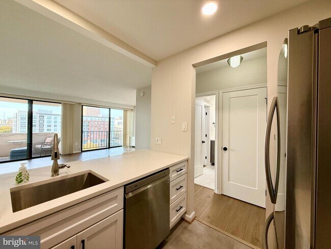 Foto del edificio - 4141 Henderson Rd