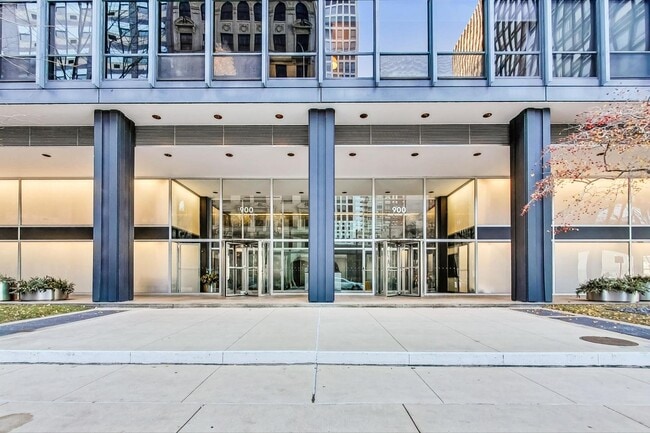 Foto del edificio - 900 N Lake Shore Dr