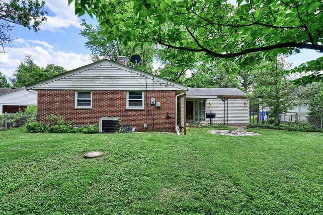 Foto del edificio - Lovely Large 3 Bedroom 1 1/2  Bath Ranch Style Home