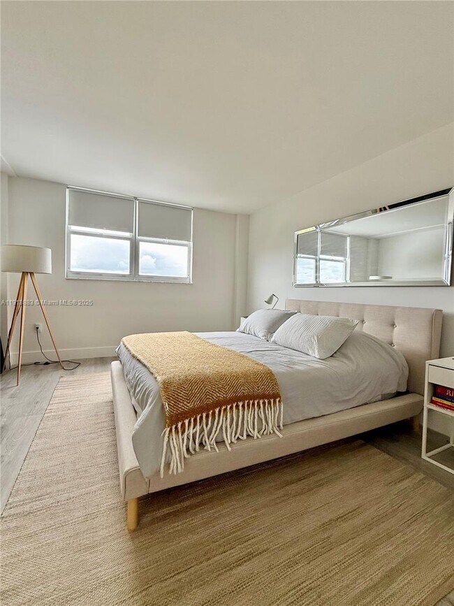 Foto del edificio - 6900 Bay Dr