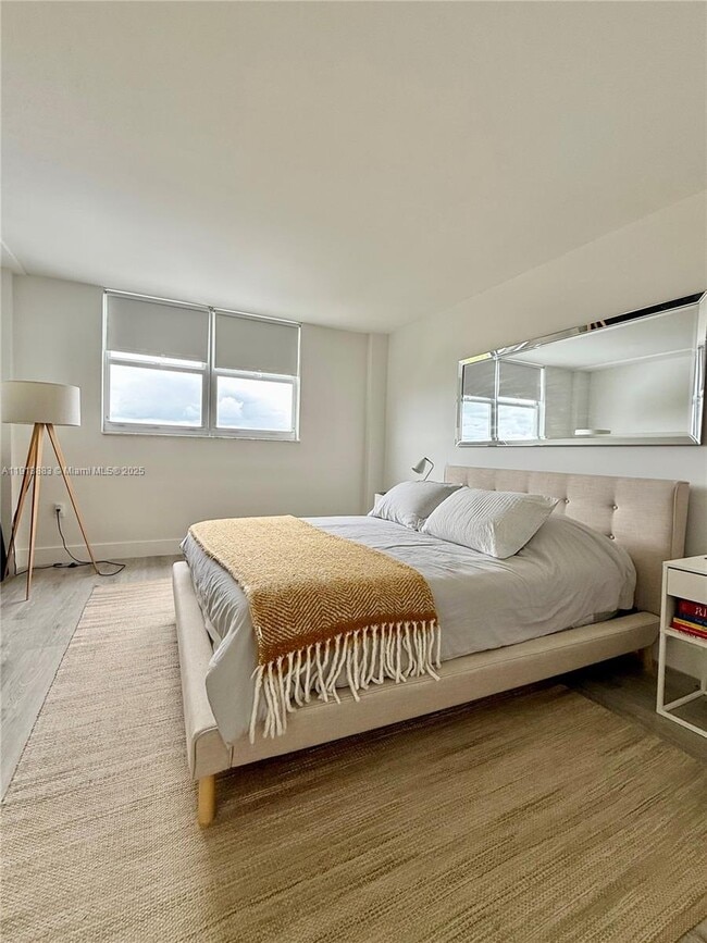 Building Photo - 6900 Bay Dr