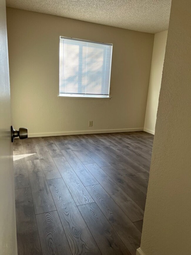 Building Photo - 991 Del Rio Dr