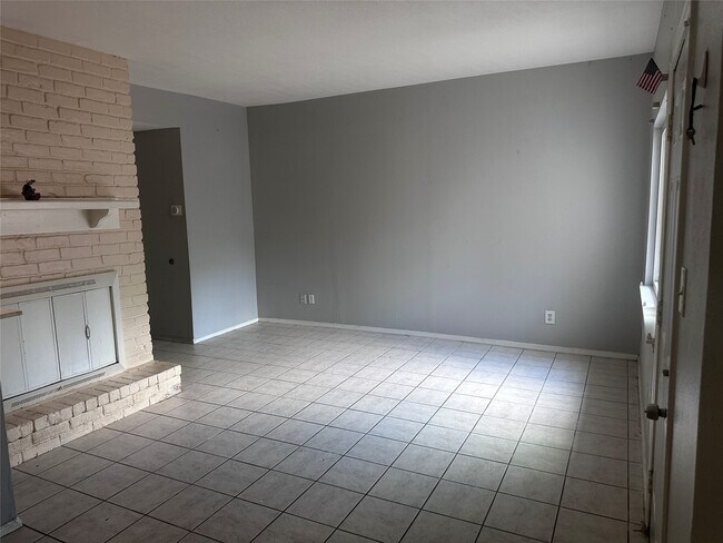 Building Photo - 11136 Village Bend Ln