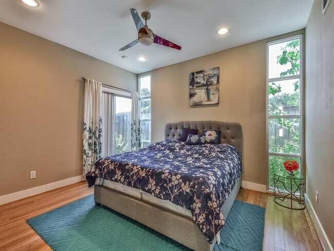 Foto del edificio - 6014 Fairdale Ln