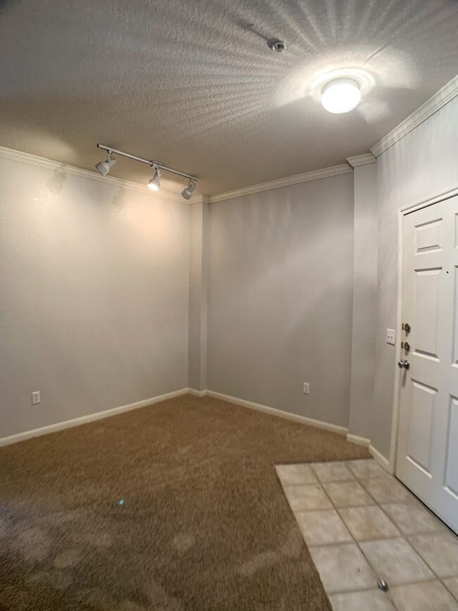 Building Photo - Gorgeous 2 bedroom with Courtyard view!