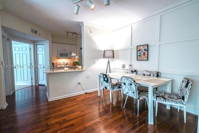 Foto del edificio - 17145 N Bay Rd