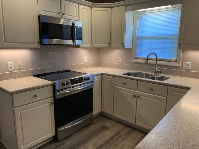 Building Photo - Three Bedroom, 2 Bath Home in Longs. Available Soon! Carolina Room, Enclosed Patio, Two Car Garag...