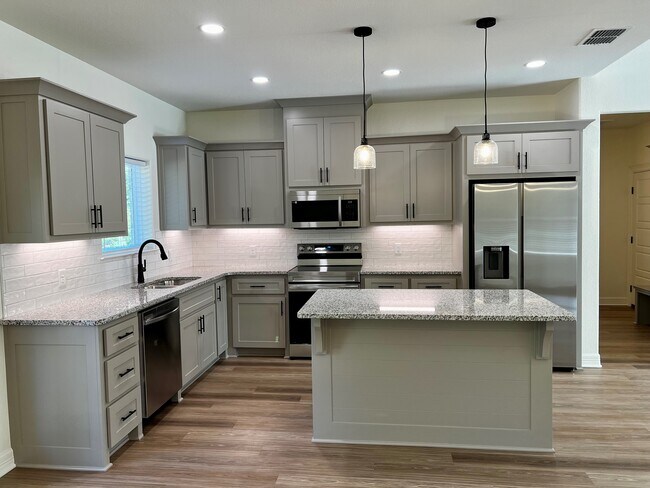 Kitchen - 406 S Central St