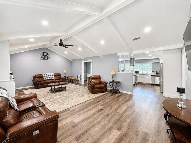 Foto del edificio - 310 Spring Lake Dr
