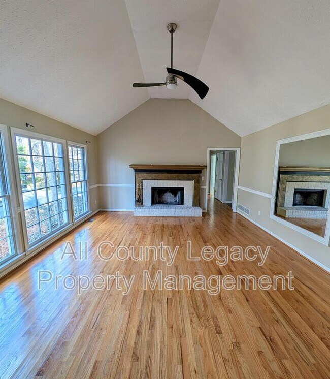 Foto del edificio - 2526 Zachary Woods Dr NW