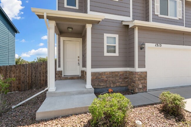 Building Photo - Spacious 4-Bed Home Minutes from Fort Cars...