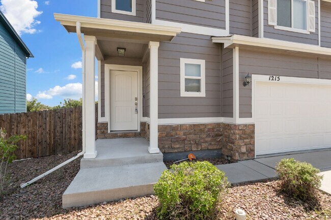 Foto del edificio - Spacious 4-Bed Home Minutes from Fort Cars...
