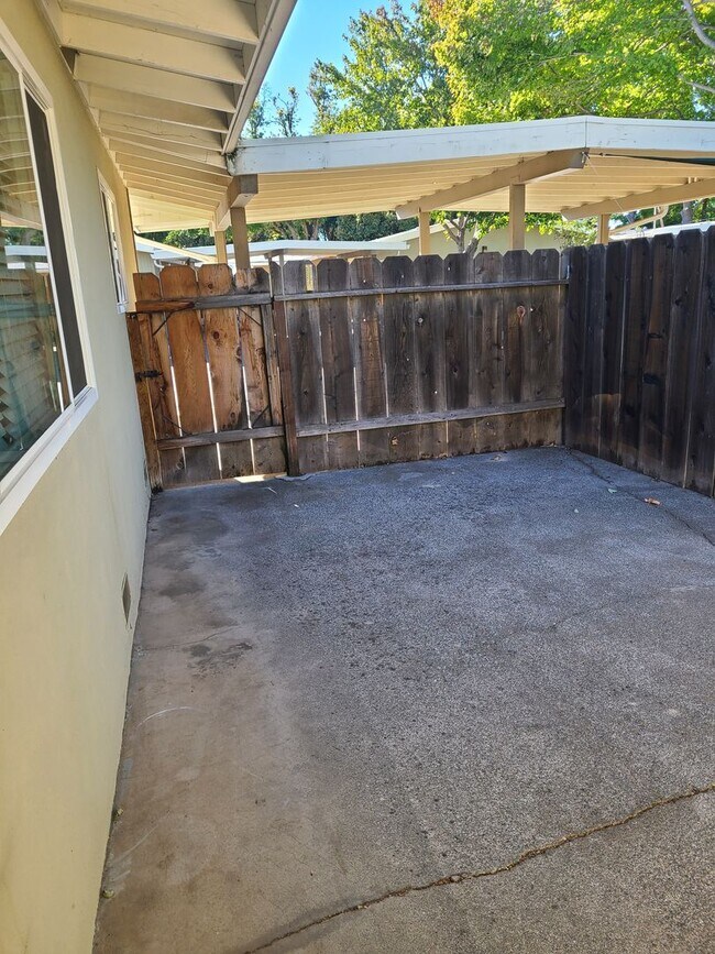 Foto del edificio - 139 W Lassen Ave