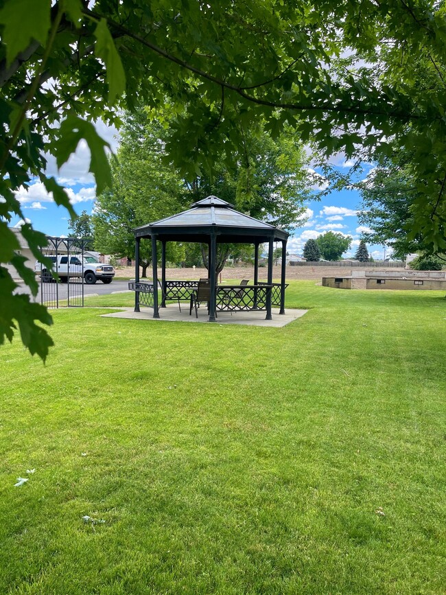 Building Photo - Newly Renovated Ground Level Orchards 2-be...