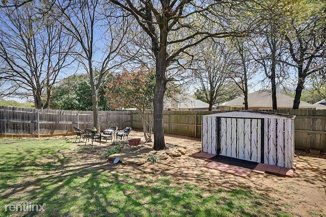 Foto del edificio - 1303 Hidden Oaks Dr