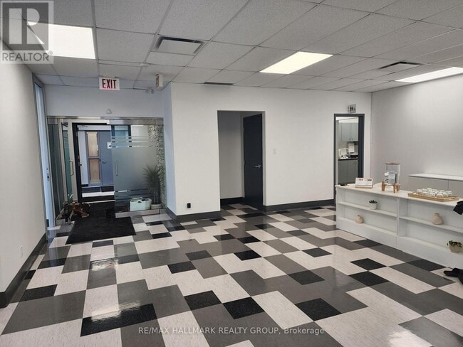 Building Photo - 2111 Montréal Rd