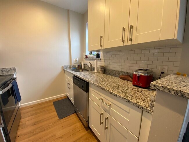 Building Photo - 54 Gainsborough St
