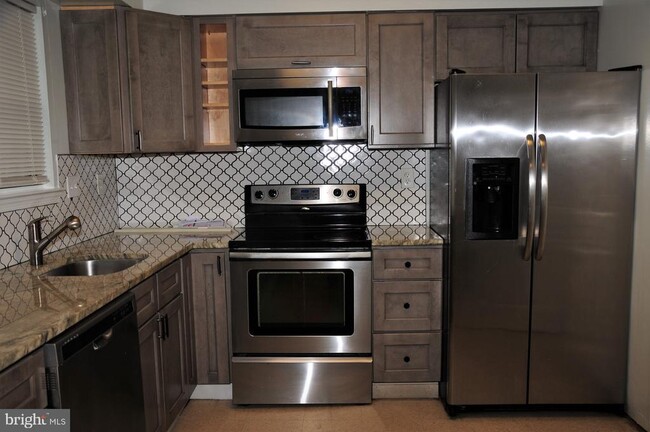 Building Photo - 2412 E Rosecroft Village Cir