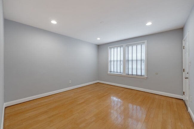 Foto del edificio - Updated Brentwood 2BR/1BA Condo with Bright, Open Living