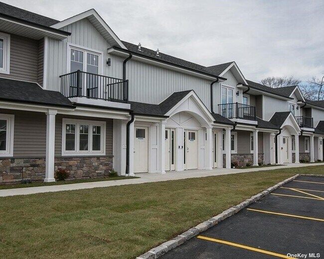 Building Photo - 170 W Montauk Hwy