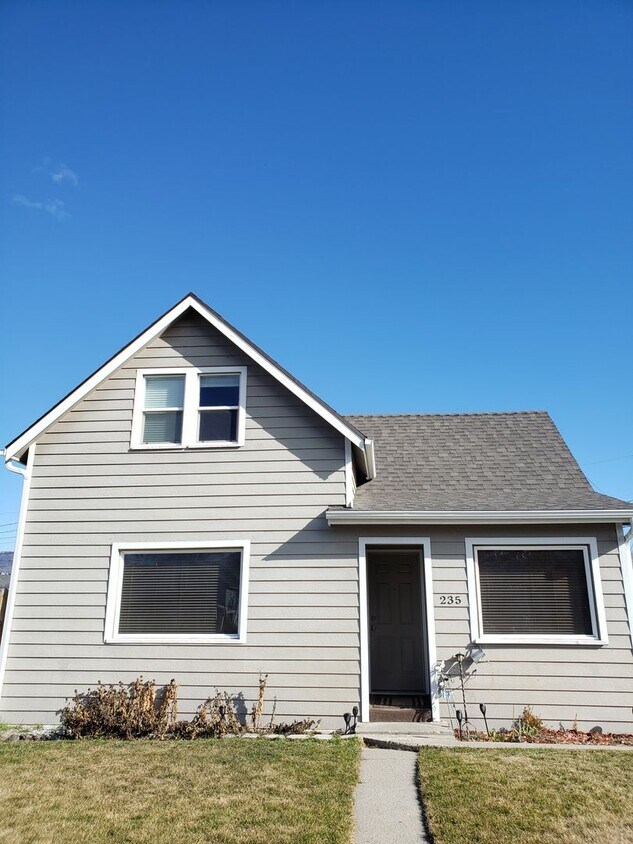 Foto principal - 2+ Bedroom, 2 bathroom Charming Home Avail...