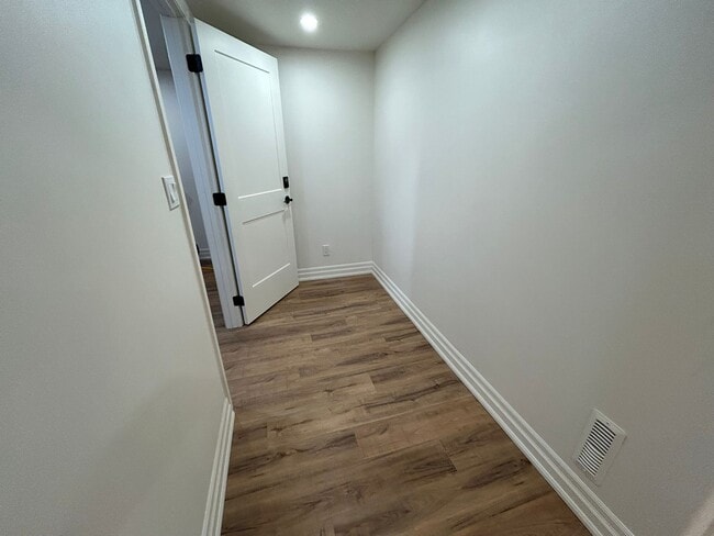 Apartment Entrance - 365 Kingsview Dr