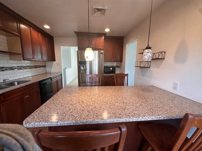 Isla del desayuno - 337 E 2nd St