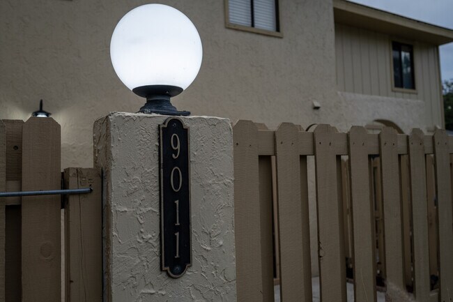 Foto del edificio - 9011 Pebble Creek Dr
