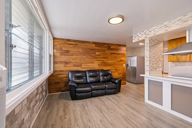 Building Photo - 2 Bed / 1 Bath 1 Parking , Community Pool , Electricity, Water, Sewer & Gas Included, Secured Bui...