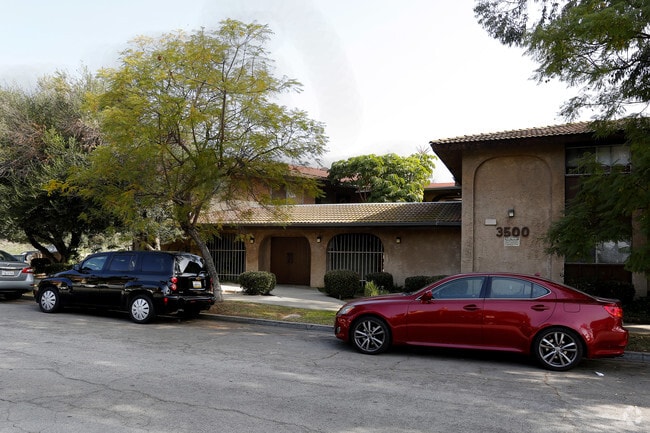 Primary Photo - 3500 Cedar Avenue