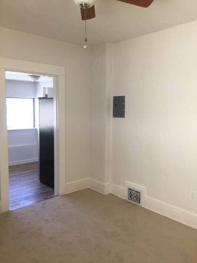Building Photo - 484 S Los Robles Ave
