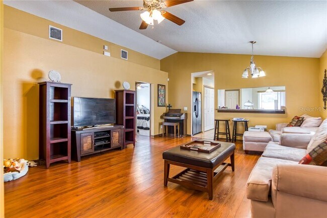 Foto del edificio - 8225 Summer Wood Ln