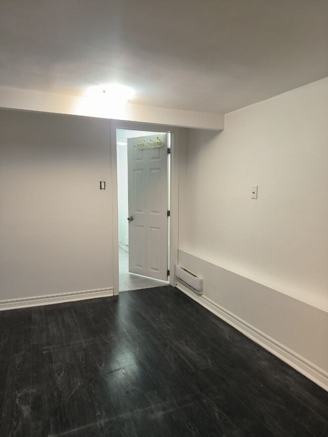 Building Photo - 159 Gladstone Ave