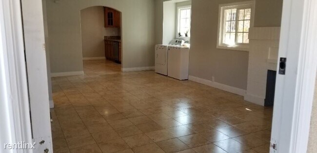 Foto del edificio - 2 br, 2 bath House - 3326 w 27th st
