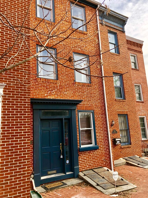 Primary Photo - Stylish 3 Bedroom Townhome w/ Top Floor De...