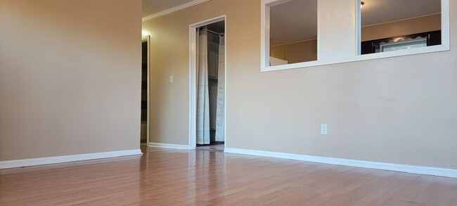 Building Photo - 3 Bedroom, 1 Bath Brick Single Family Home...