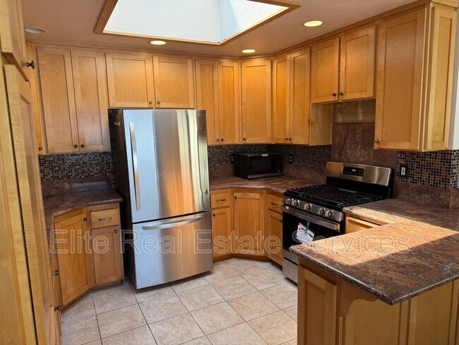 Building Photo - 2155 Montclair St