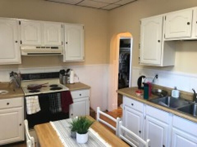 Building Photo - Stunning Davis Square 3 Bed!