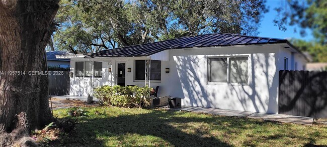 Foto del edificio - 875 NE 130th St